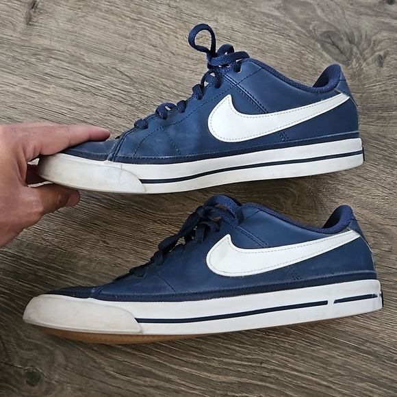 Nikes   - Picture 5 of 9